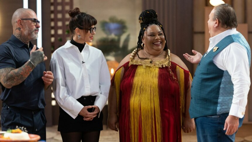 Carmem Virgínia ao lado dos jurados Erick Jacquin, Helena Rizzo e Henrique Fogaça no cenário do MasterChef
