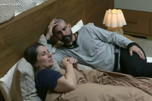 Carol e Radamés em conversa no quarto do Power Couple