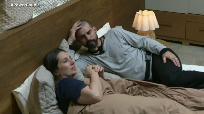 Carol e Radamés em conversa no quarto do Power Couple