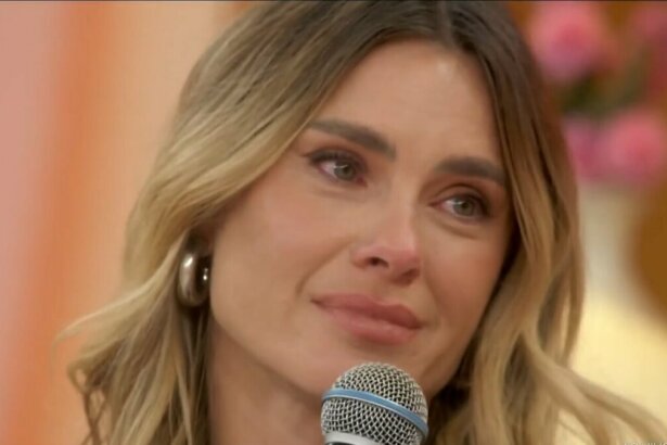 Carolina Dieckmann emocionada e chorando no sofá do Encontro