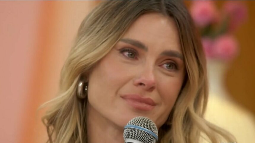 Carolina Dieckmann emocionada e chorando no sofá do Encontro