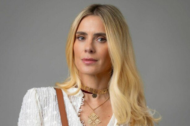 Carolina Dieckmann, com um visual ainda mais loiro, para Vale Tudo