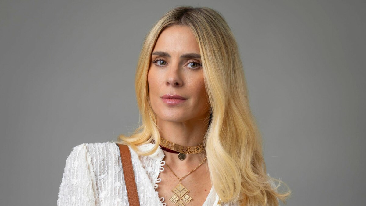 Carolina Dieckmann, com um visual ainda mais loiro, para Vale Tudo