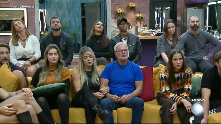 Adriana e Dhomini, Emilyn e Neguinho, Carol e Radamés no banquinho, em frente ao sofá da sala na Mansão Power