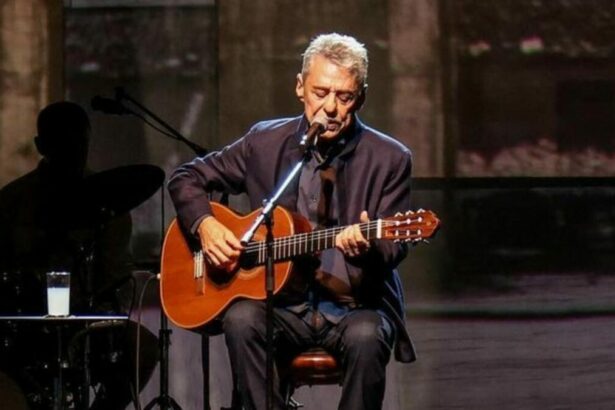 Chico Buarque tocando violão em trecho de show
