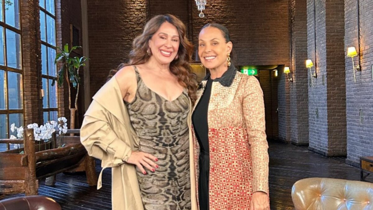 Claudia Raia e Carolina Ferraz nos bastidores da entrevista ao Domingo Espetacular 
