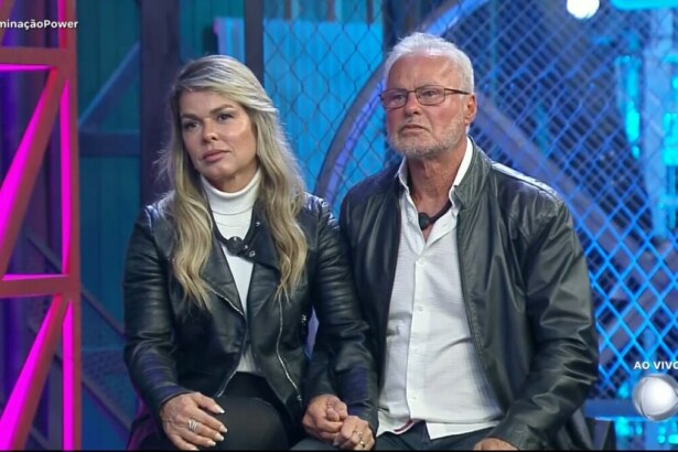 Cris e Kadu sentados no palco no Power Couple