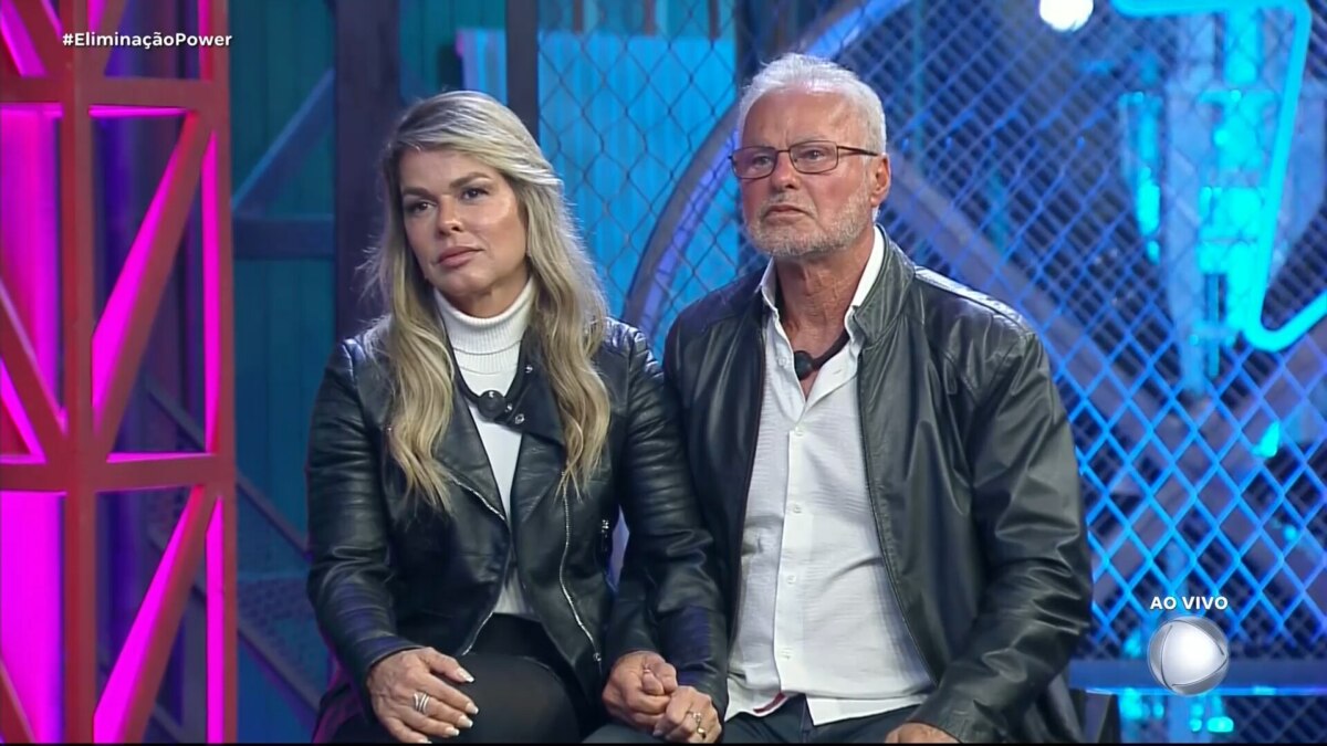 Cris e Kadu sentados no palco no Power Couple