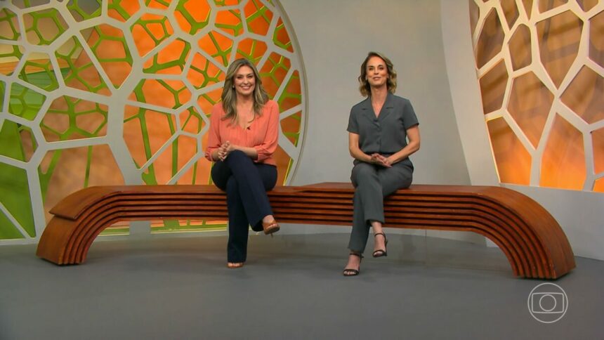 Cristina Vieira e Helen Martins sentadas no banco do cenário do Globo Rural