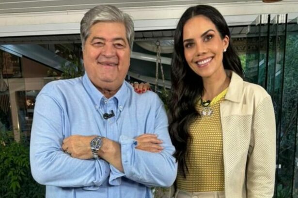 Datena e Daniela Albuquerque, lado a lado, em foto posada na casa do apresentador