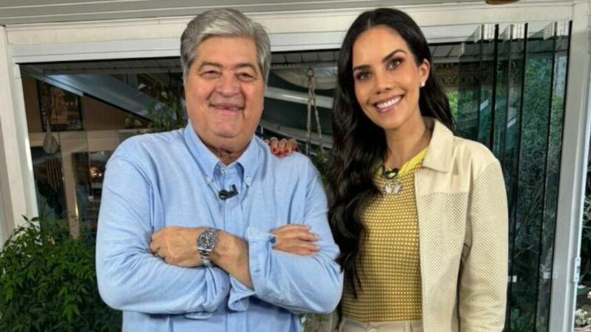 Datena e Daniela Albuquerque, lado a lado, em foto posada na casa do apresentador