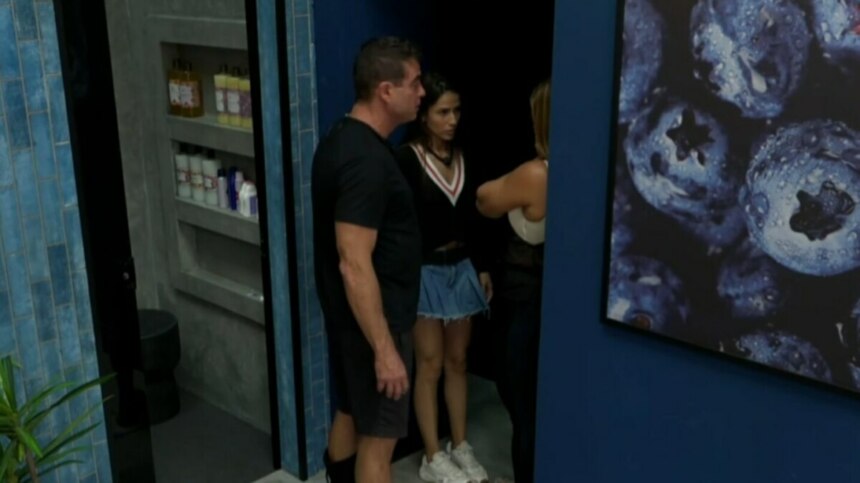 Dhomini e Nat acolhendo Adriana na porta do Banheiro do Power Couple