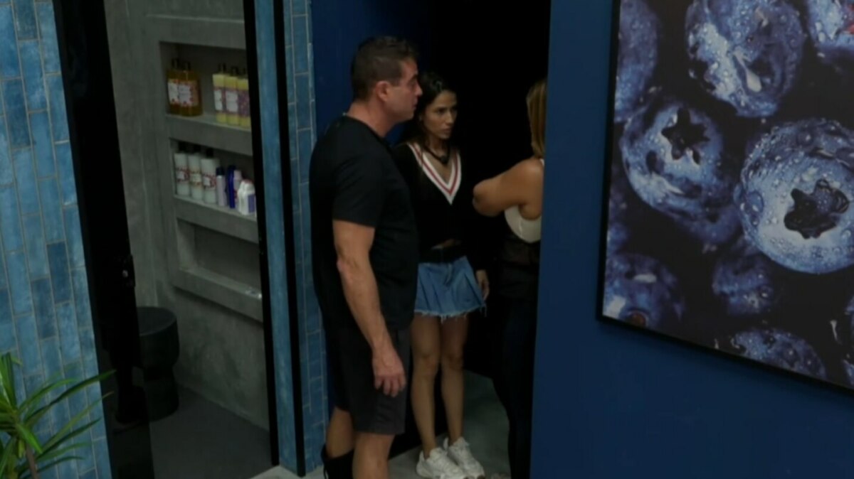 Dhomini e Nat acolhendo Adriana na porta do Banheiro do Power Couple