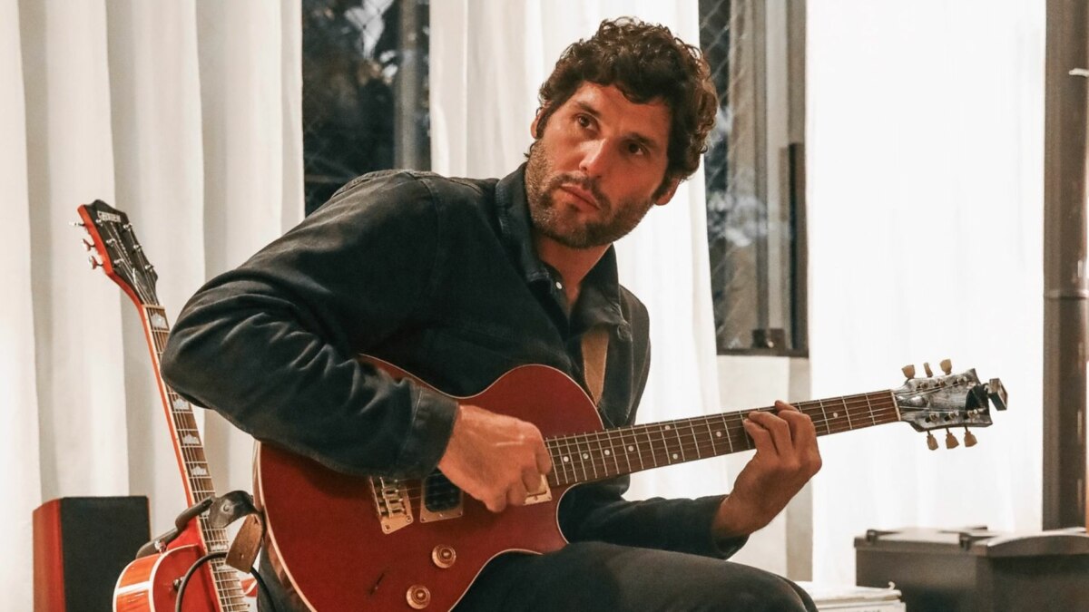 Dudu Azevedo tocando violão