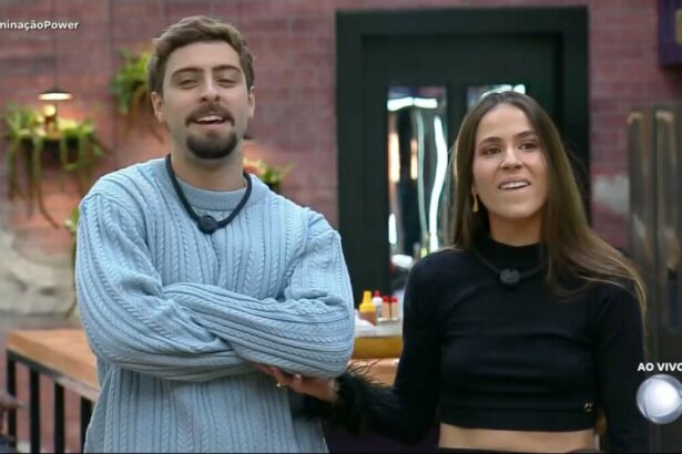 Eike cruza dos braços ao lado de Nat enquanto comemoram Herança da DR na sala do Power Couple Brasil 7