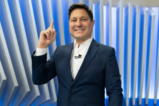 Eleandro Passaia fazendo o número 1 com a mão do Balanço Geral