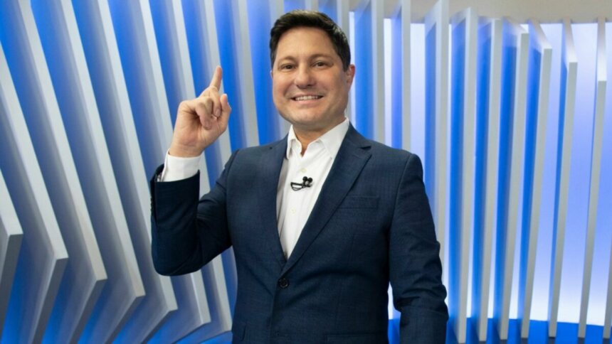 Eleandro Passaia fazendo o número 1 com a mão do Balanço Geral