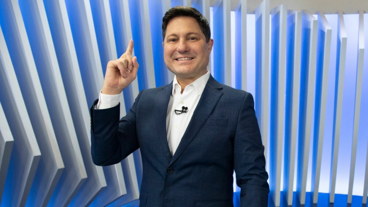 Eleandro Passaia fazendo o número 1 com a mão do Balanço Geral