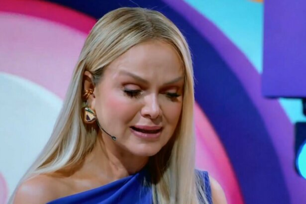 Eliana de cabeça baixa e emocionada no Caldeirão