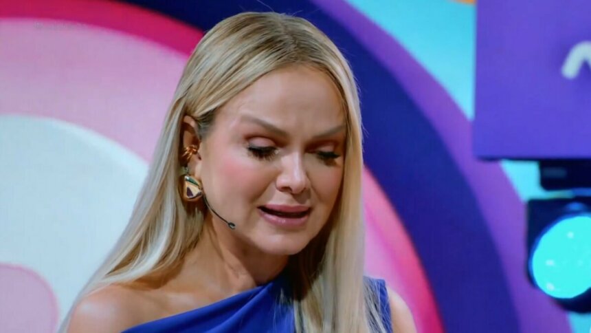 Eliana de cabeça baixa e emocionada no Caldeirão