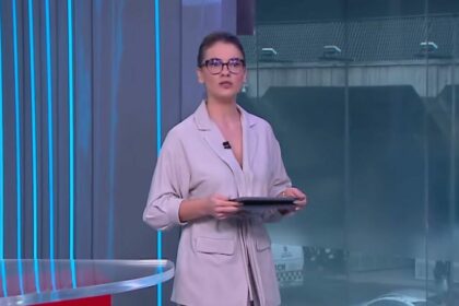 Elisa Veeck surpresa com a chuva pela janela no estúdio do Live CNN