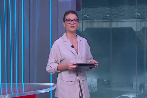 Elisa Veeck surpresa com a chuva pela janela no estúdio do Live CNN