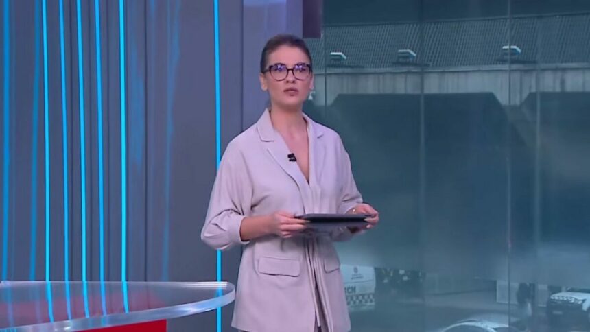 Elisa Veeck surpresa com a chuva pela janela no estúdio do Live CNN