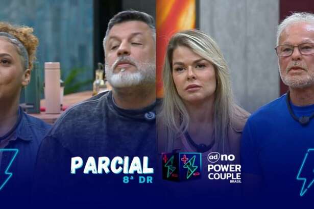 Silvia e André e Cris e Kadu sentados no banquinho da oitava DR olhando para o telão da Mansão do Power Couple Brasil 7