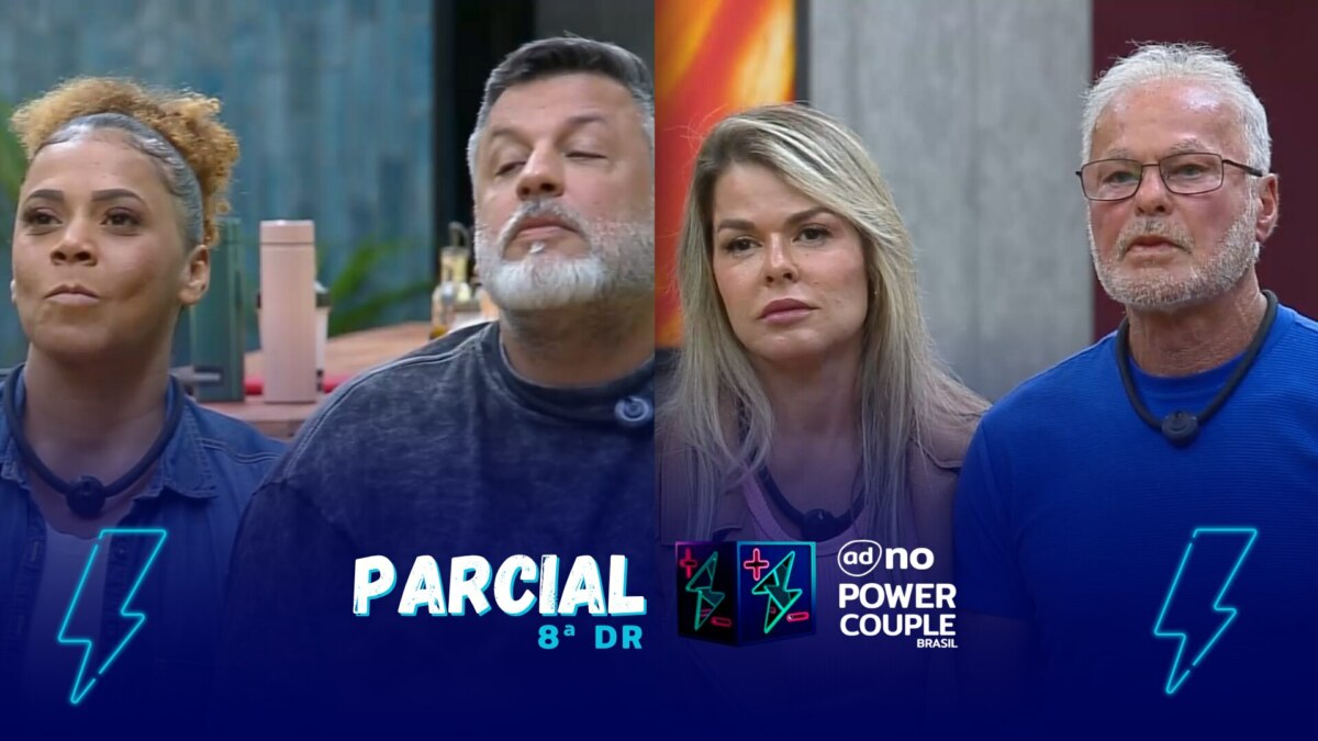Silvia e André e Cris e Kadu sentados no banquinho da oitava DR olhando para o telão da Mansão do Power Couple Brasil 7