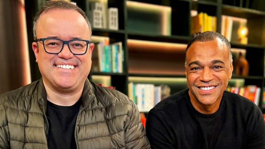 Everaldo Marques e Denilson sorridente no cenário do Conversa com Bial