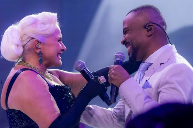 Fafá de Belém e Alexandre Pires se apresentando no especial Novela em Sinfonia