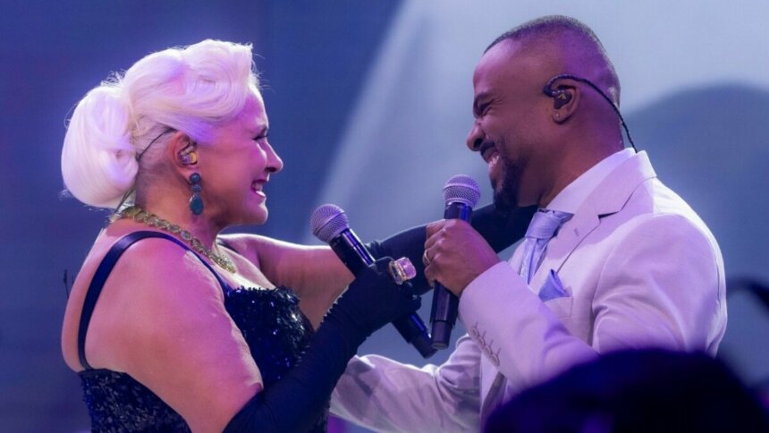 Fafá de Belém e Alexandre Pires se apresentando no especial Novela em Sinfonia