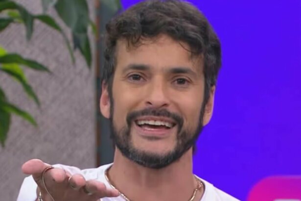 Fefito sorridente no programa Mulheres