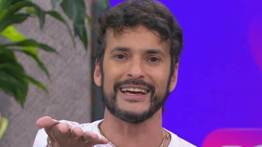 Fefito sorridente no programa Mulheres