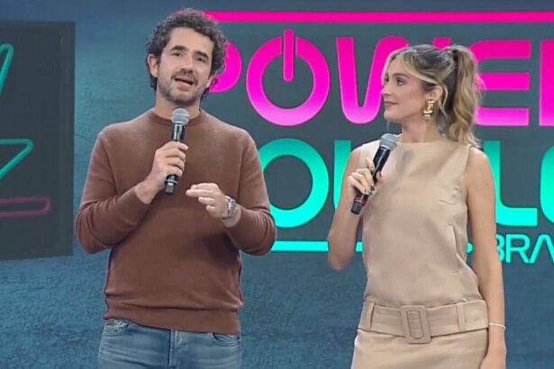 Felipe Andreoli e Rafa Brites no palco do Power Couple Brasil 7