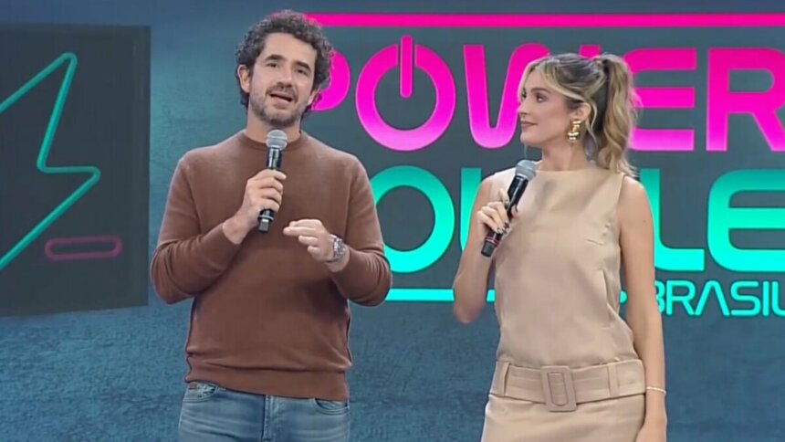 Felipe Andreoli e Rafa Brites no palco do Power Couple Brasil 7