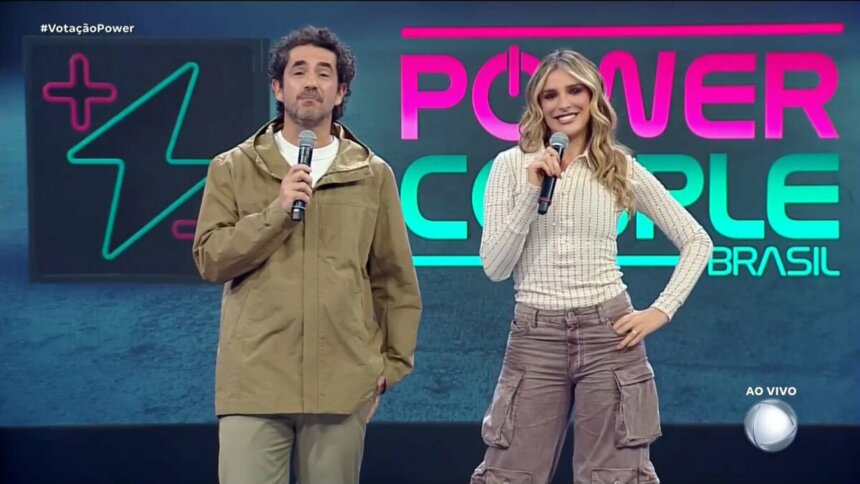 Felipe Andreoli e Rafa Brites no palco do Power Couple Brasil 7