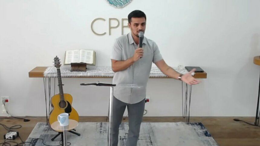 Felipe Simas, de roupa social, em trecho de pregação em igreja evangélica