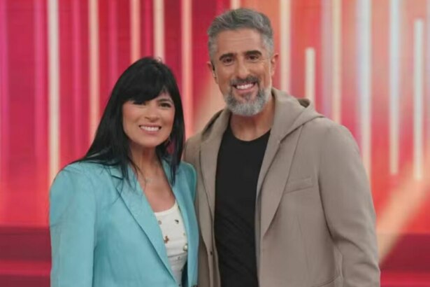 Fernanda Brum e Marcos Mion em foto posada no cenário do Caldeirão