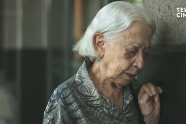Fernanda Montenegro com o rosto encostado na parede em cena do filme Vitória