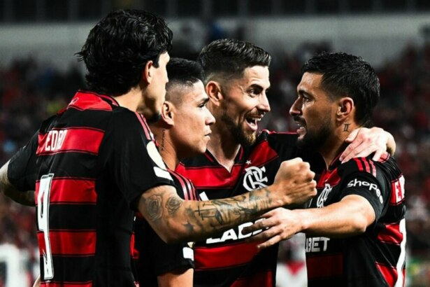 Jogadores do Flamengo se abraçando e comemorando gol na estreia pela Copa do Mundo de Cubes