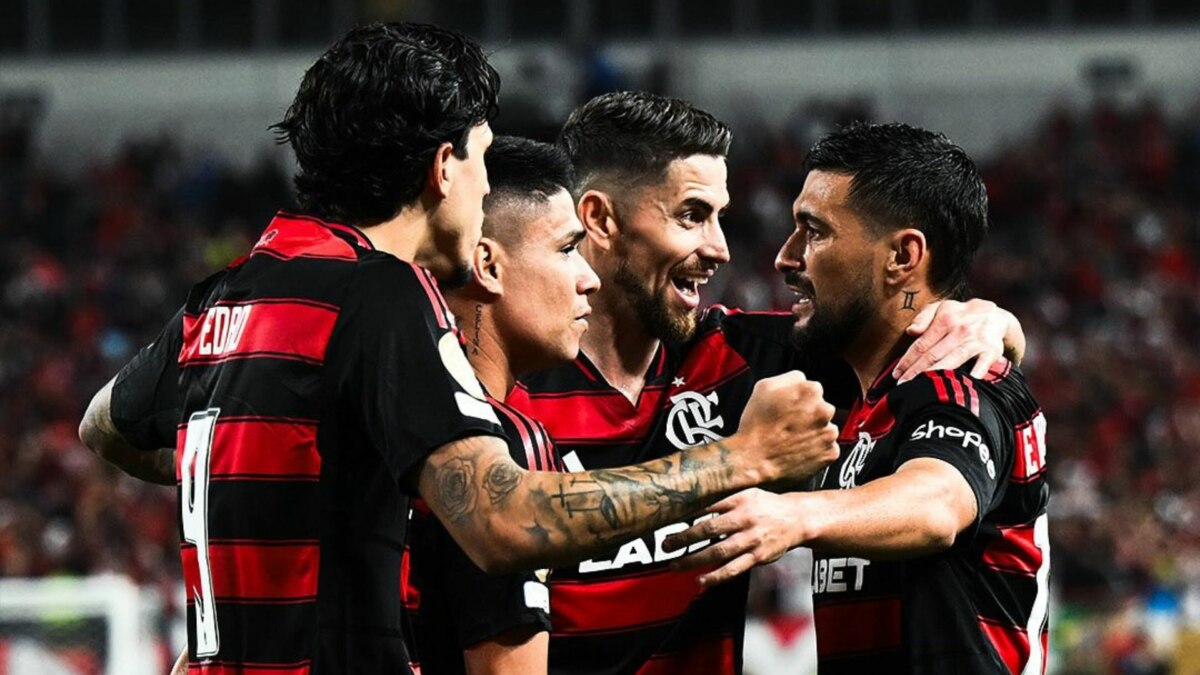 Jogadores do Flamengo se abraçando e comemorando gol na estreia pela Copa do Mundo de Cubes