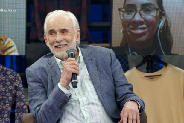 Francisco Cuoco segura microfone e sorrir durante participação no Altas Horas da TV Globo