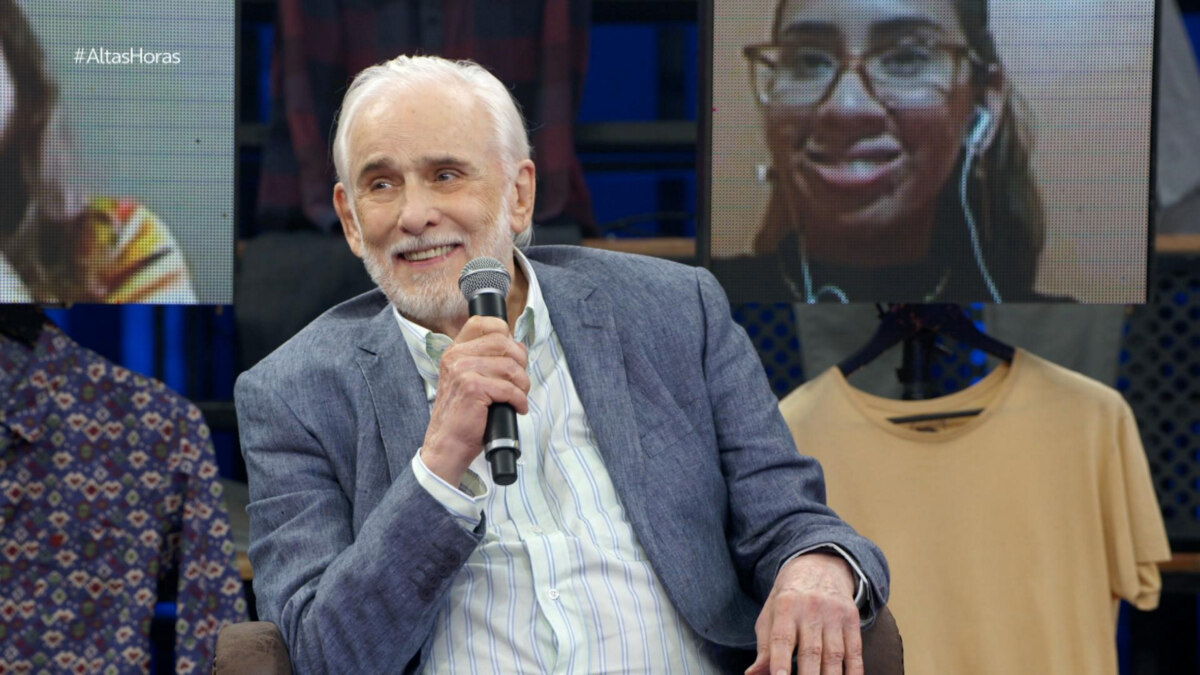 Francisco Cuoco segura microfone e sorrir durante participação no Altas Horas da TV Globo