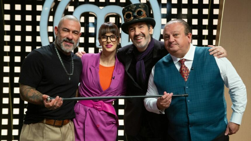Henrique Fogaça, Helena Rizzo, Alê Costa e Erick Jacquin em foto posada no cenário do MasterChef