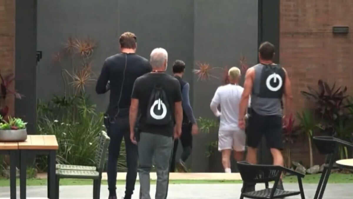 Homens descendo para o campo de provas, para a Prova dos Homens, no Power Couple