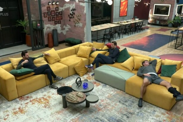 Homens reunidos na Sala aguardando a disputa de mais uma prova no Power Couple