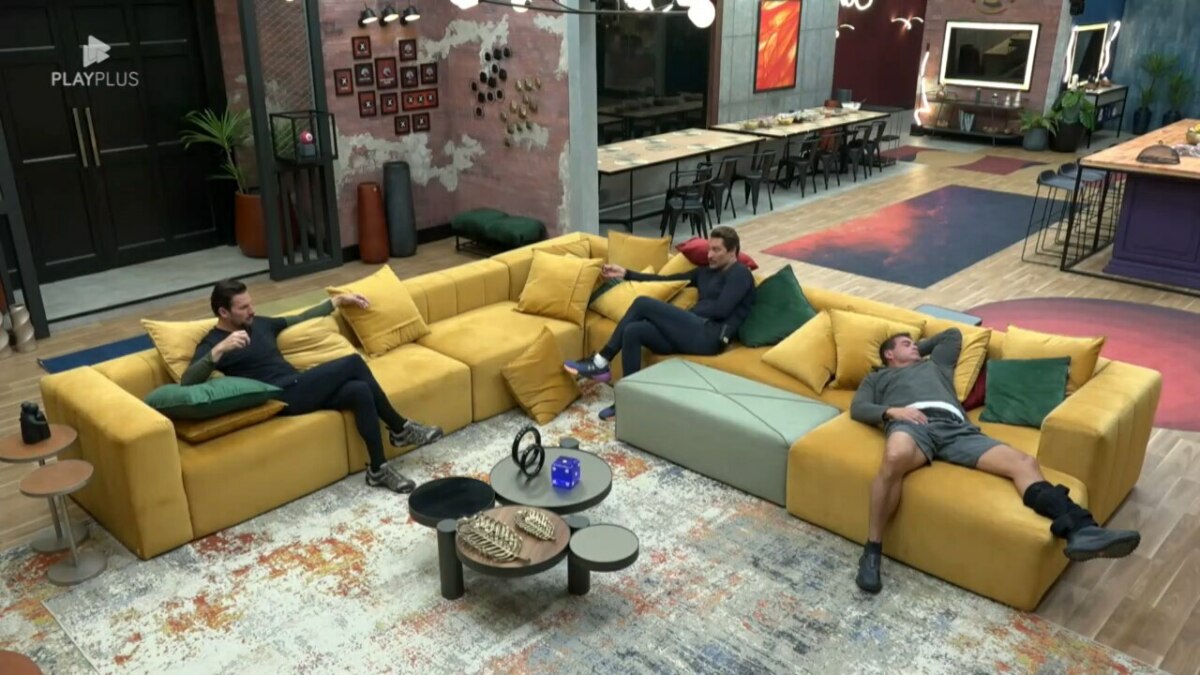 Homens reunidos na Sala aguardando a disputa de mais uma prova no Power Couple