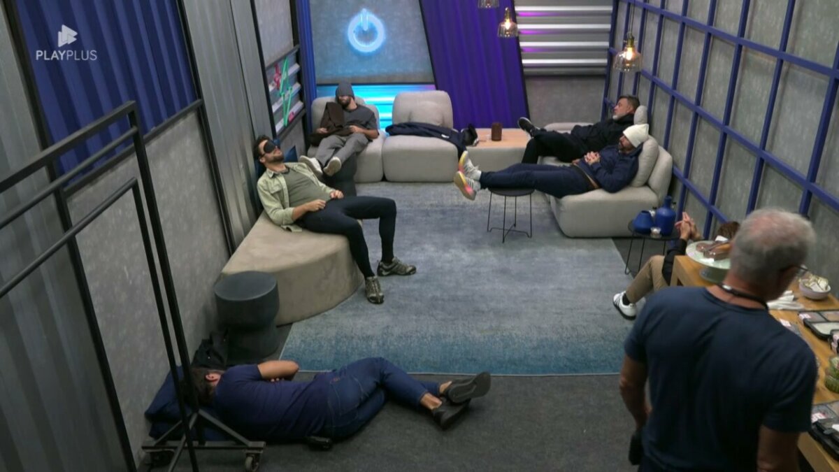 Homens descansando no camarim do Power Couple