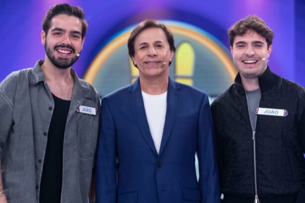 João Augusto Liberato, Tom Cavalcante e João Silva em foto posada no cenário do Acerte ou Caia